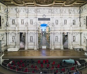 Interior of Teatro Olimpico (Vicenza) scena .jpg